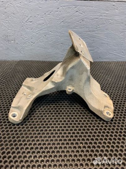 Кронштейн опоры двигателя правый Bentley