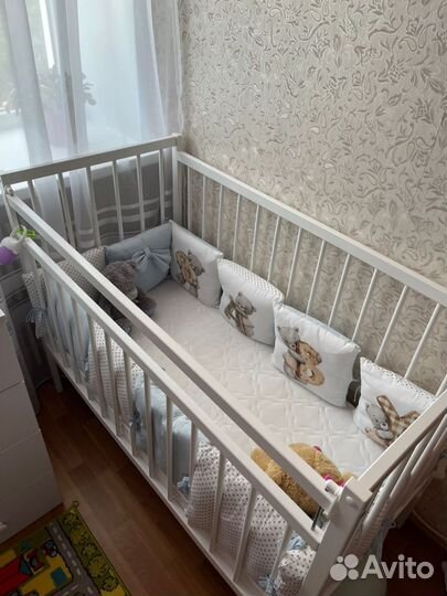 Детская кроватка с маятником