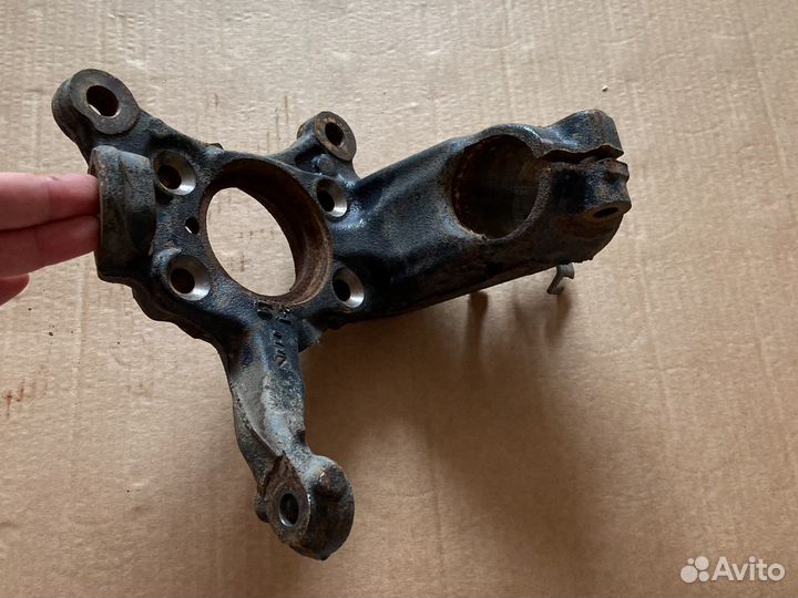 Передний левый кулак Tiguan Тигуан 1K0407255AA