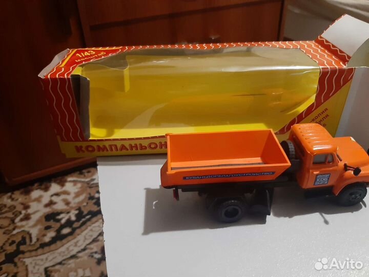 Модель автомобиля 1:43