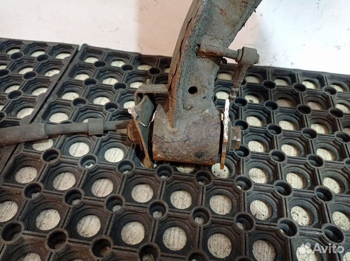 Рычаг задний верхний правый R