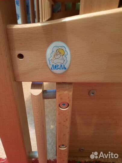 Детская кроватка с маятником и ящиком