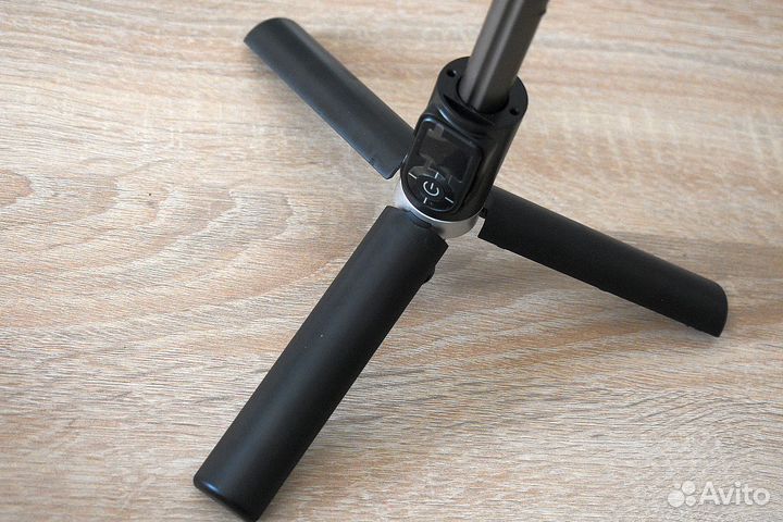 Селфи палка-трипод Р70D с пультом и лампой