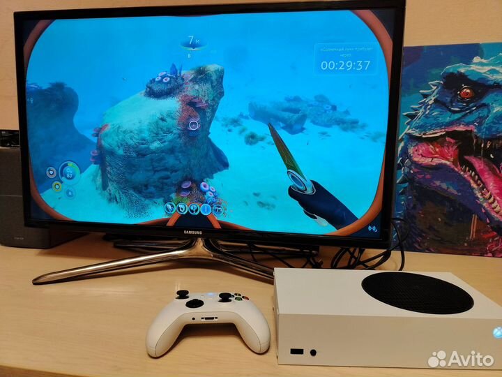 Xbox Series S с геймпадом