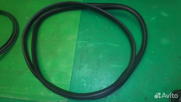 Genesis G70 уплотнитель левой двери