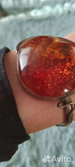 Серебряный браслет с янтарем