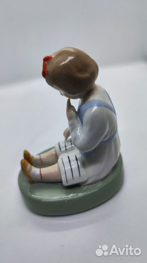 Статуэтка девочка с книгой Городница 30 е годы