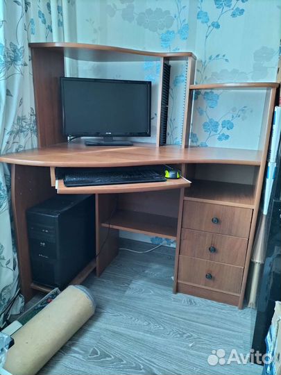 Компьютерный стол угловой