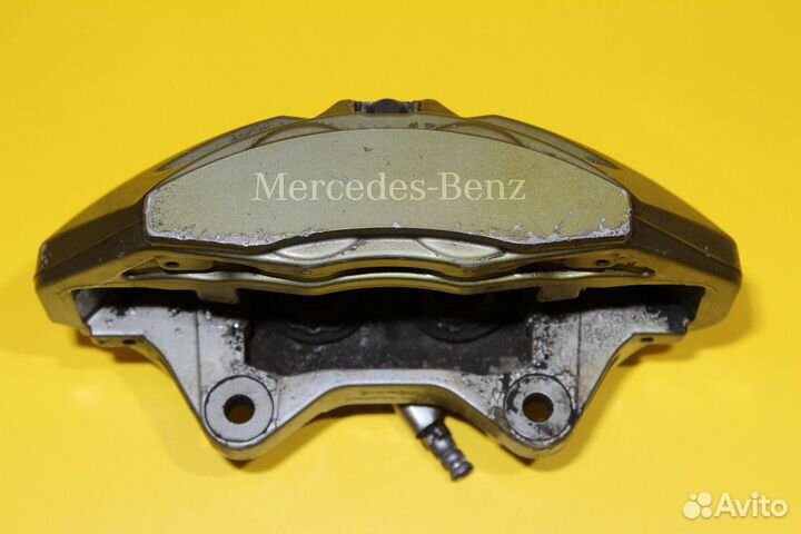 S500 W222 Суппорт тормозной передний правый