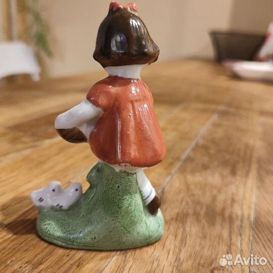 Фарфоровая статуэтка - Девочка с цыплятами. СССР