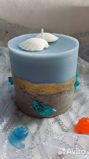 Свеча на бетоне