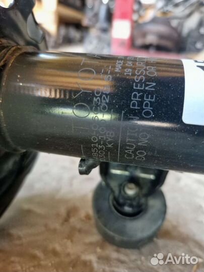 Амортизатор передний правый Toyota Camry V70