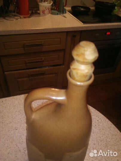 Глиняный кувшин для вина