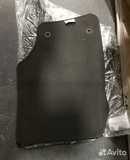 Коврик правый VW touareg 7L6862560bqkx