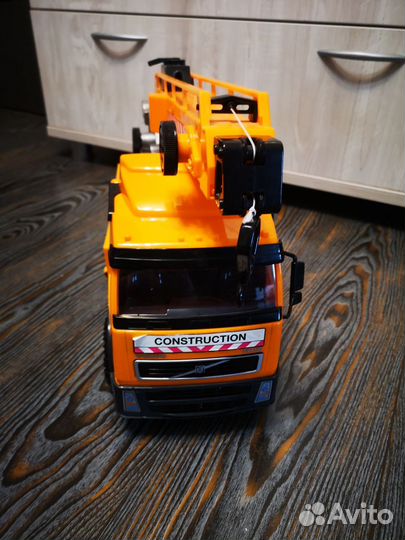 Подъемный кран игрушка