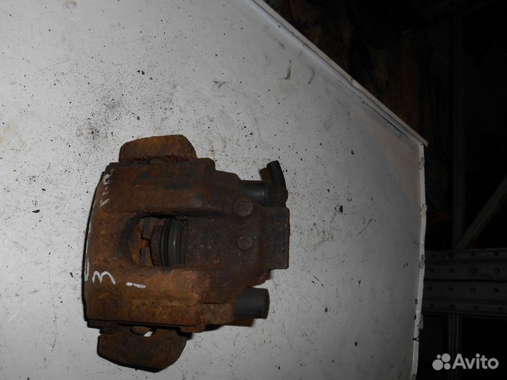 Задний левый суппорт BMW E34 бмв Е34