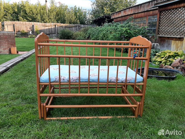 Детская кроватка с маятником