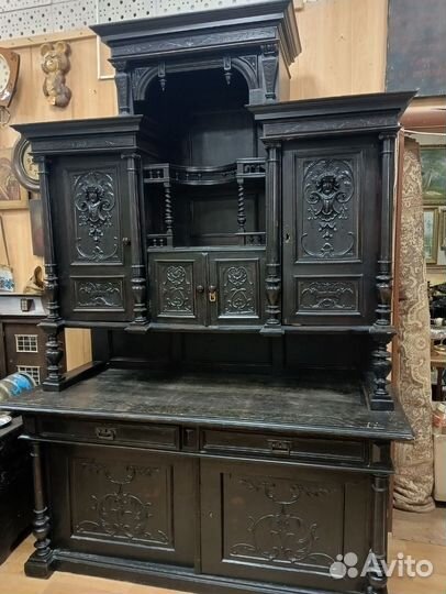 Большой старинный буфет