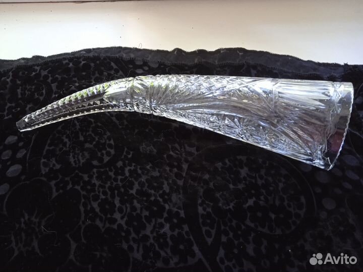 Рог хрусталь,длина 34,5см,с ручной резьбой