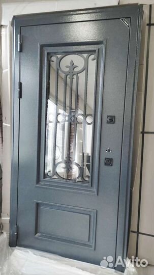 Дверь входная со стеклопакетом