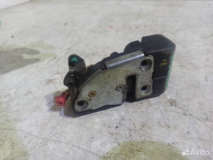 Замок двери передней правой