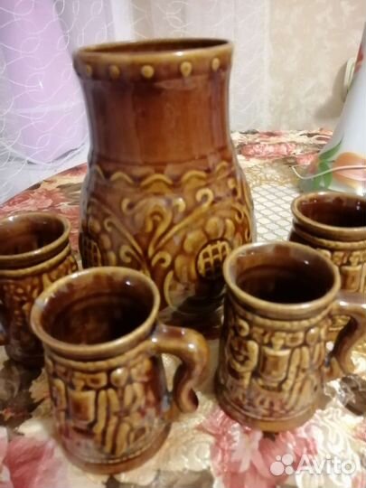 Кувшин с чашками