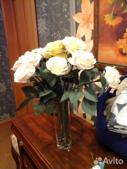 Букеты в вазах и куклы ручной работы