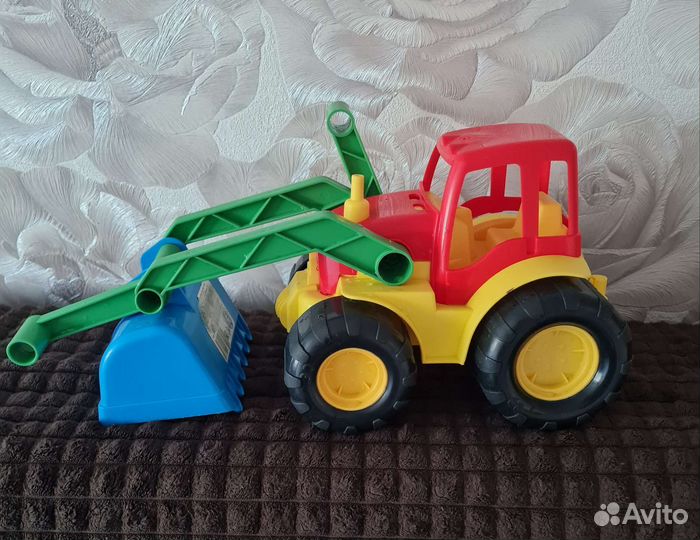 Игрушка. Трактор с ковшом