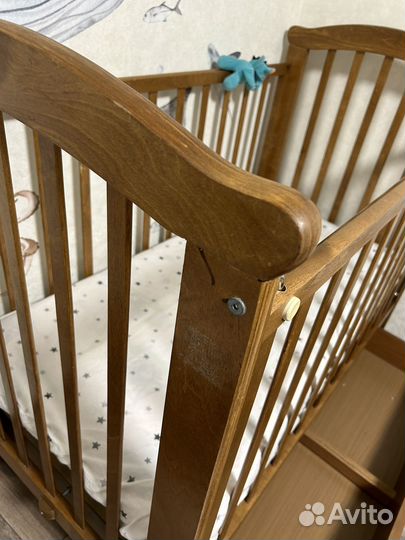 Кроватка детская с маятником