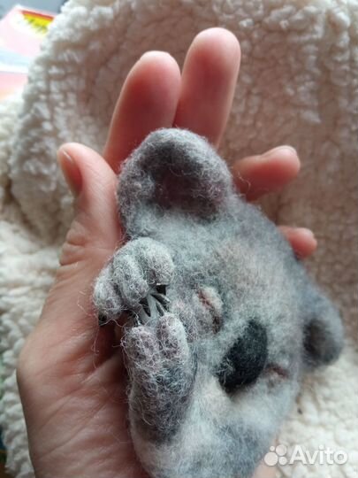 Брошь ручной работы из шерсти 