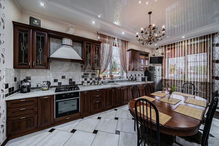 Коттедж 251 м² на участке 8 сот.