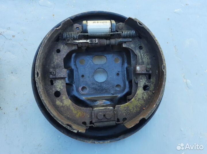 Щиток задней ступицы Форд Торнео Коннект