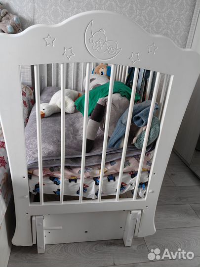 Детская кроватка с маятником и ящиком