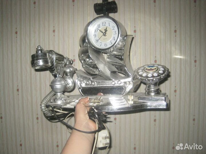 Телефон, часы, светильник