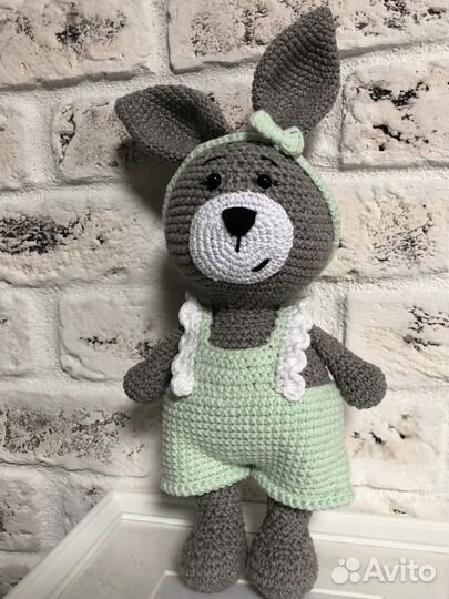 Зайчик в комбинезоне вязаный