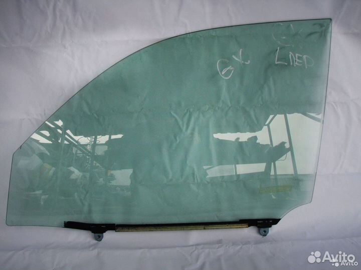 Lexus GX470 Стекло двери переднее левое