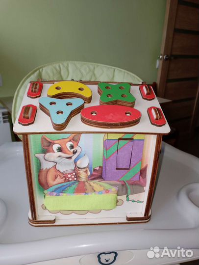 Бизиборд домик со светом в хорошем состоянии