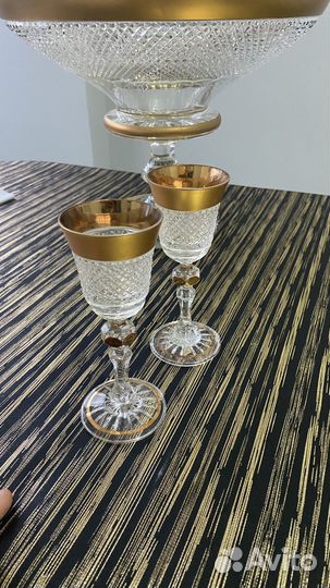 Хрустальные рюмки на ножке