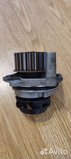 Помпа водяная Skoda Octavia A5 1.6 BSE