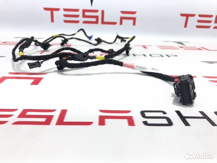 Электропроводка обшивки (карты) двери Tesla