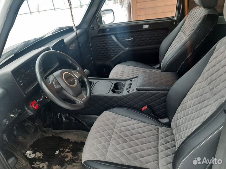 Подлокотник и центральная панель - Нива