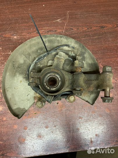 Правый поворотный кулак ауди 80