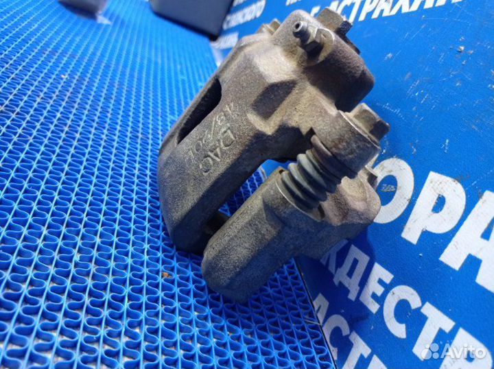 Передний левый суппорт Daewoo Nexia седан 2012