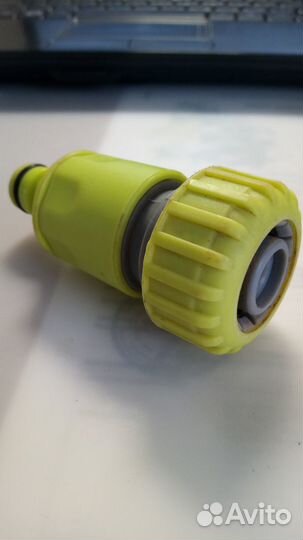 Соединитель-адаптер для растягивающегося шланга