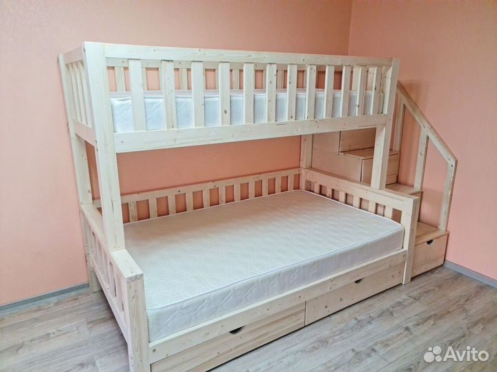 Двухъярусная кровать из массива