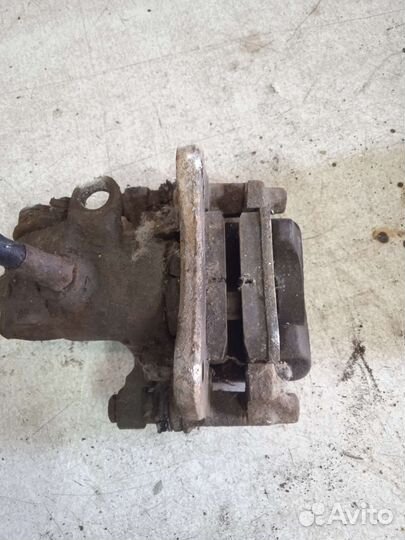 Задний левый суппорт audi 200 c3 ауди 200 ц3