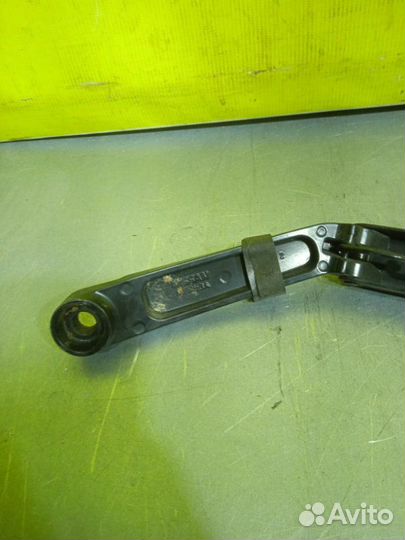 Поводок стеклоочистителя передний правый Nissan