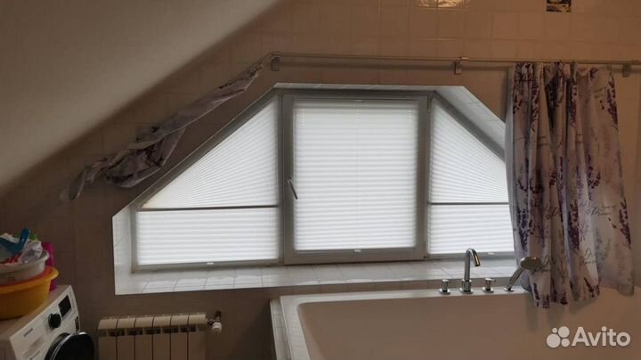 Светлые шторы на косые окна