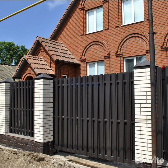 Забор с кирпичными столбами в Лаишеве