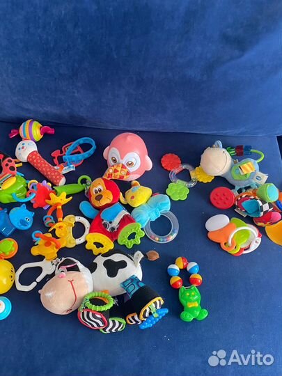 Попакет фирменных игрушек